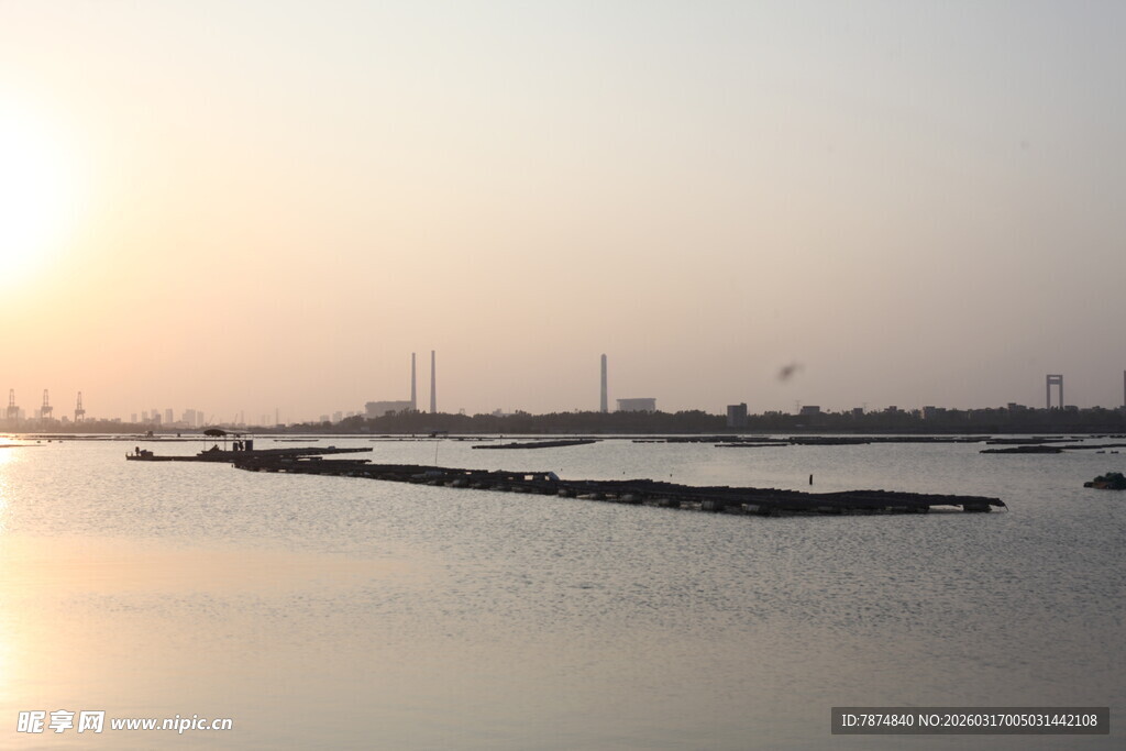 海边日落时的宁静码头