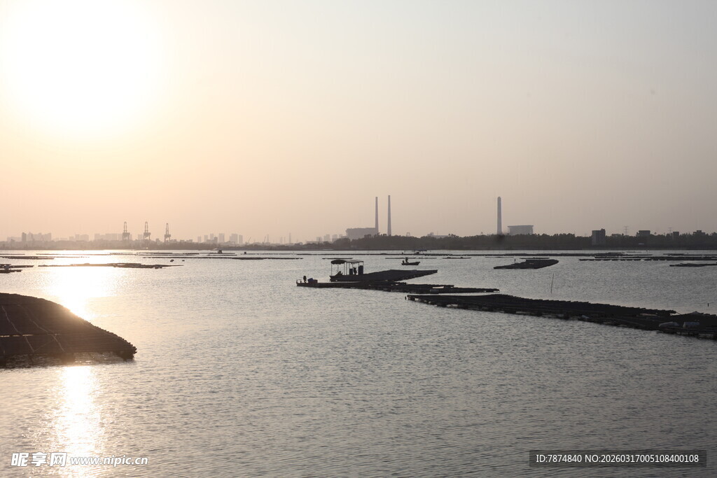 夕阳下的河畔风光
