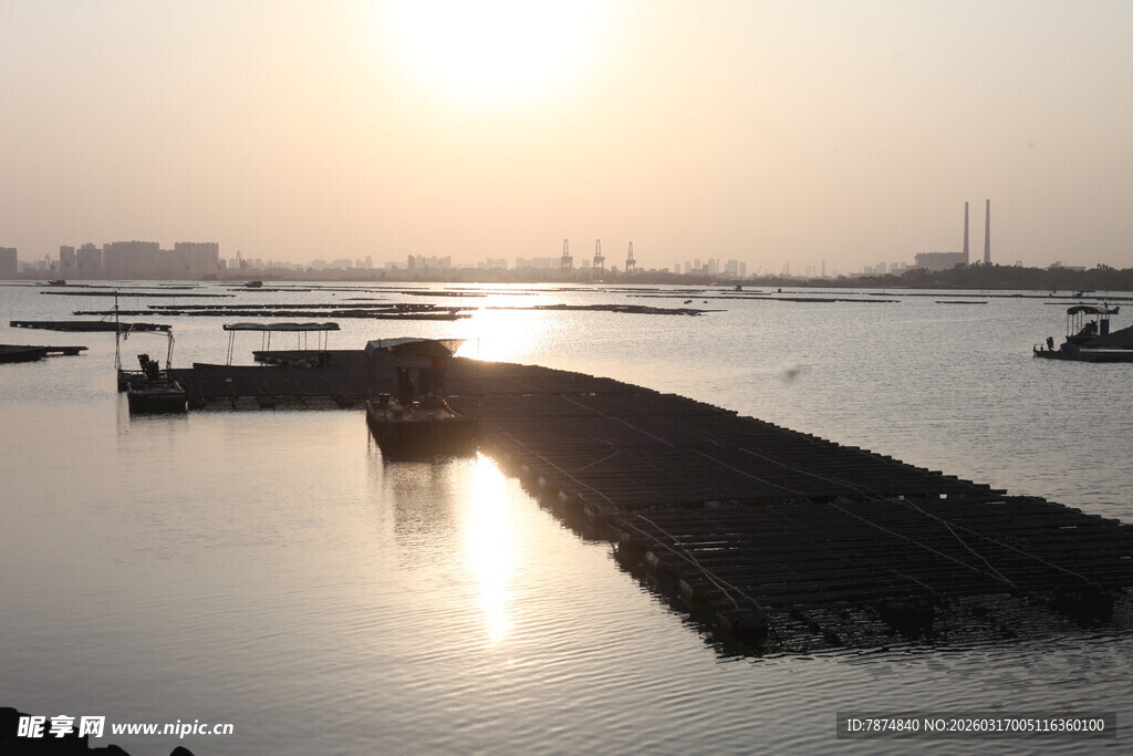 夕阳下的宁静港口景象