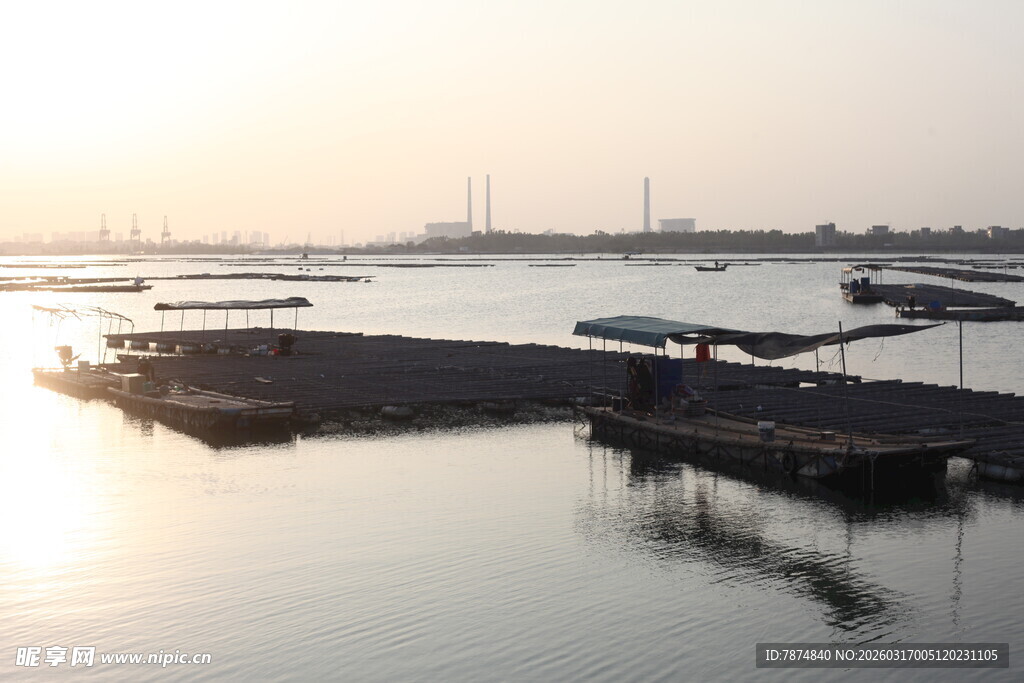 夕阳下的宁静码头