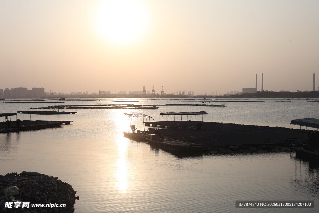 夕阳下平静的码头水域