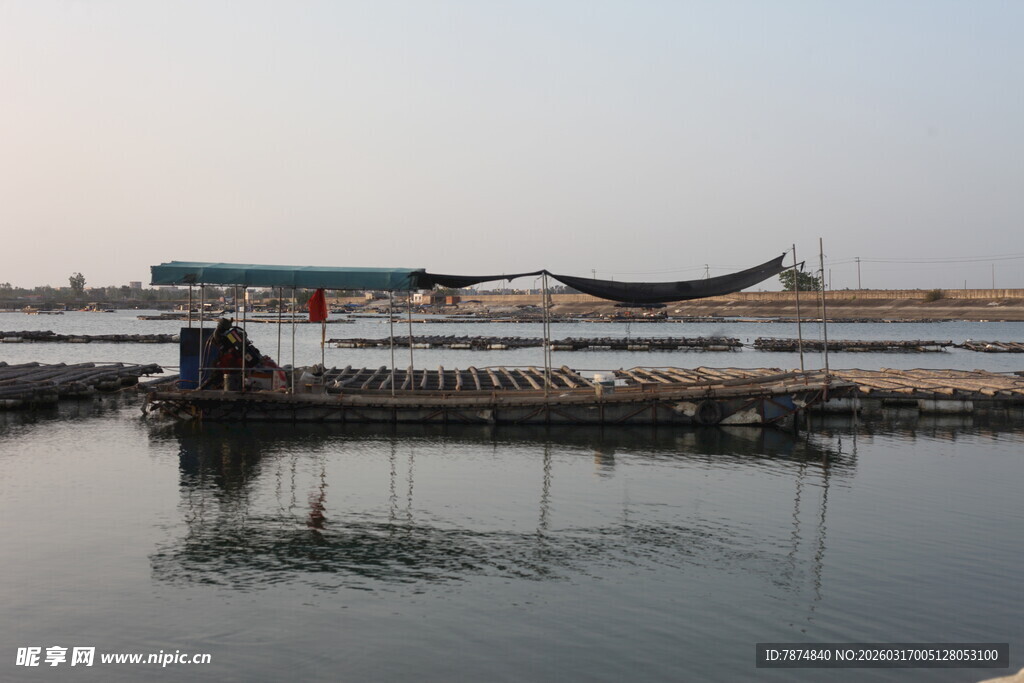 水上古船 静谧码头景象