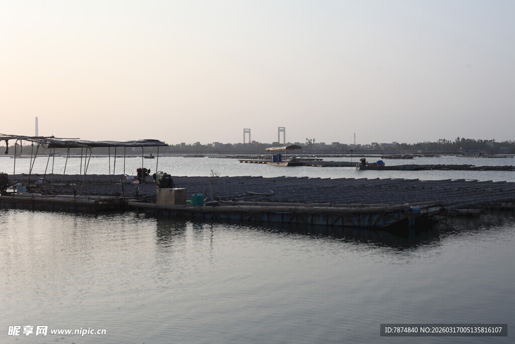 宁静水边码头景象