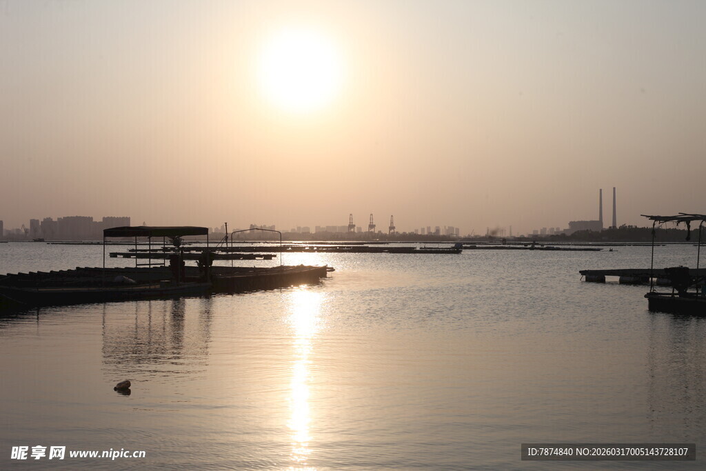 夕阳下的宁静码头水域