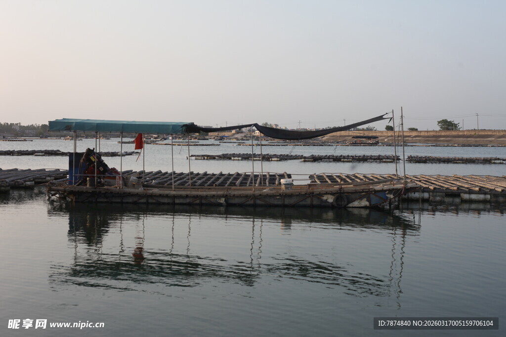 宁静水边码头景象