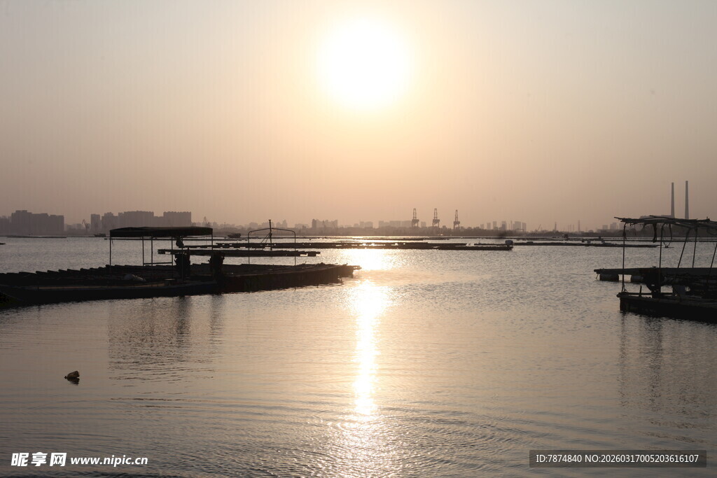 夕阳下的宁静港口风光