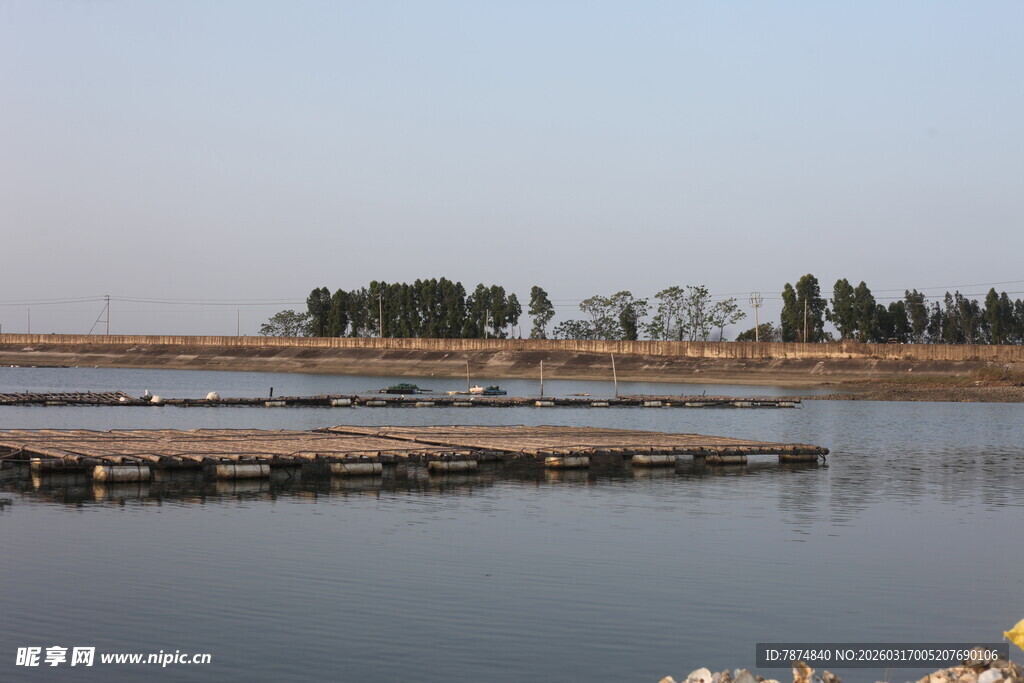 宁静湖畔的简易木质码头