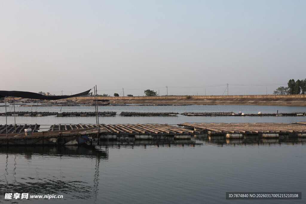 宁静水边码头风景