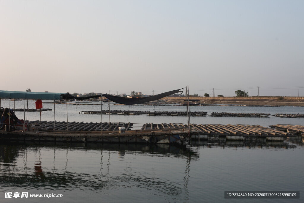 宁静水边码头景象