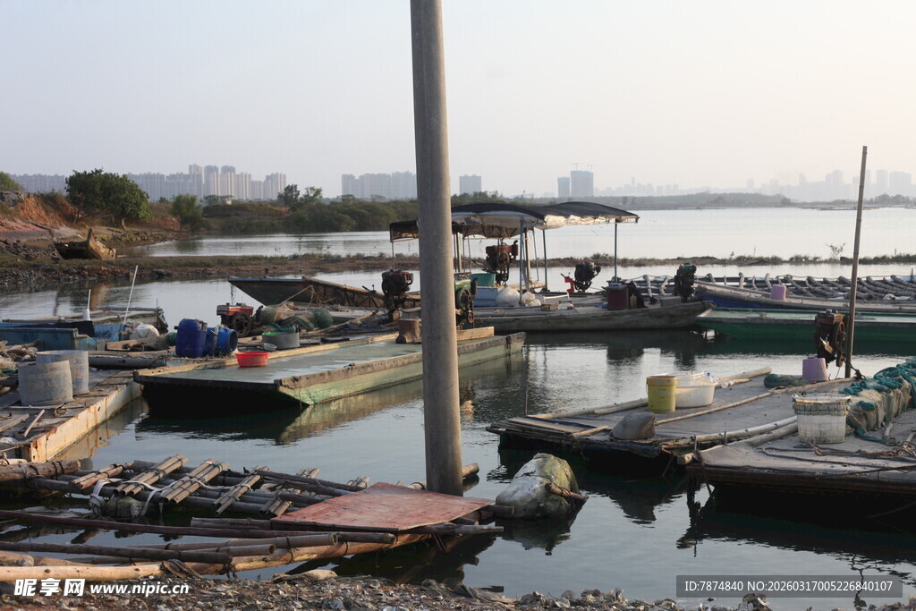 湖畔停泊的各式船只