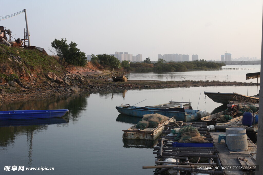 宁静河畔停泊的船只