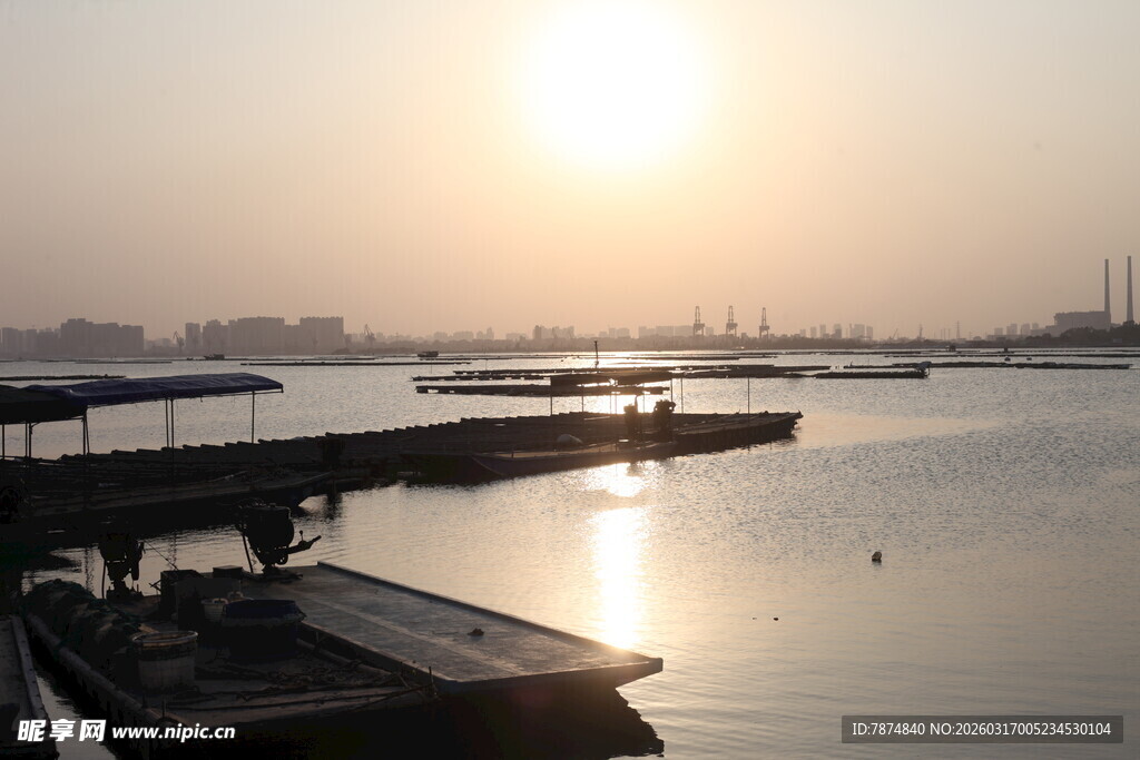 夕阳下的宁静码头景象