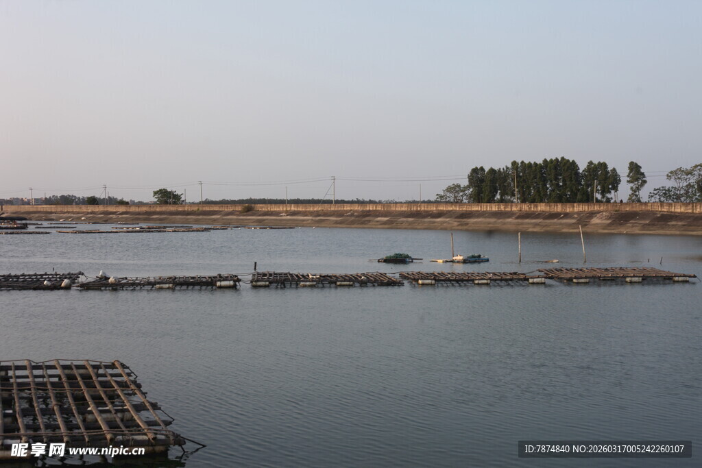 水域中的养殖设施景观