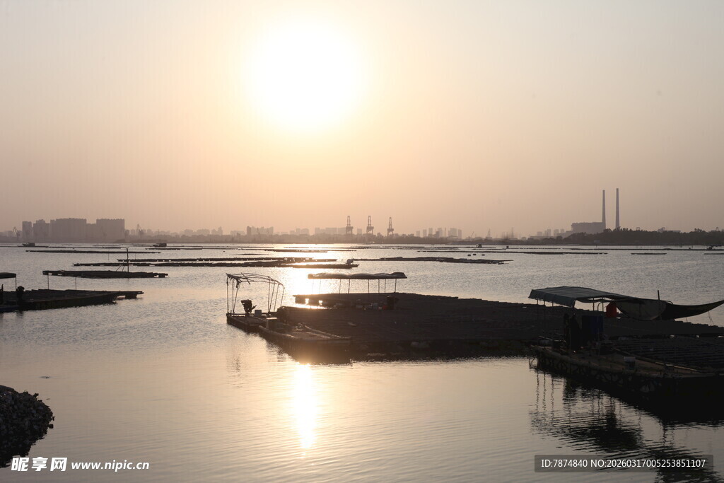 夕阳下宁静的水域景观