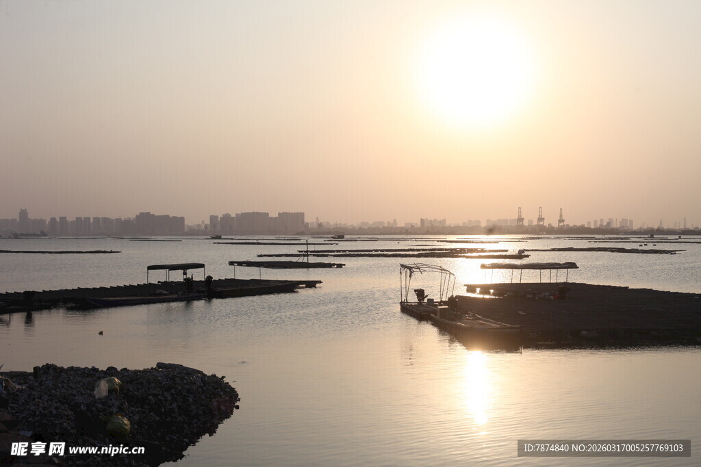 夕阳下的宁静水域风光