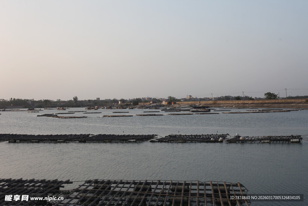 水域中的养殖设施景观