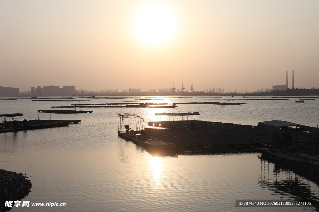 夕阳下的宁静水域景观