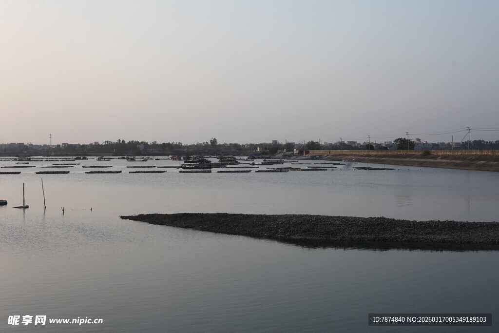 宁静湖畔的美丽水岸风光
