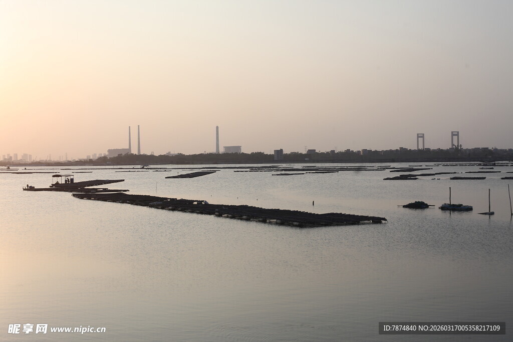 黄昏下的宁静水域景观