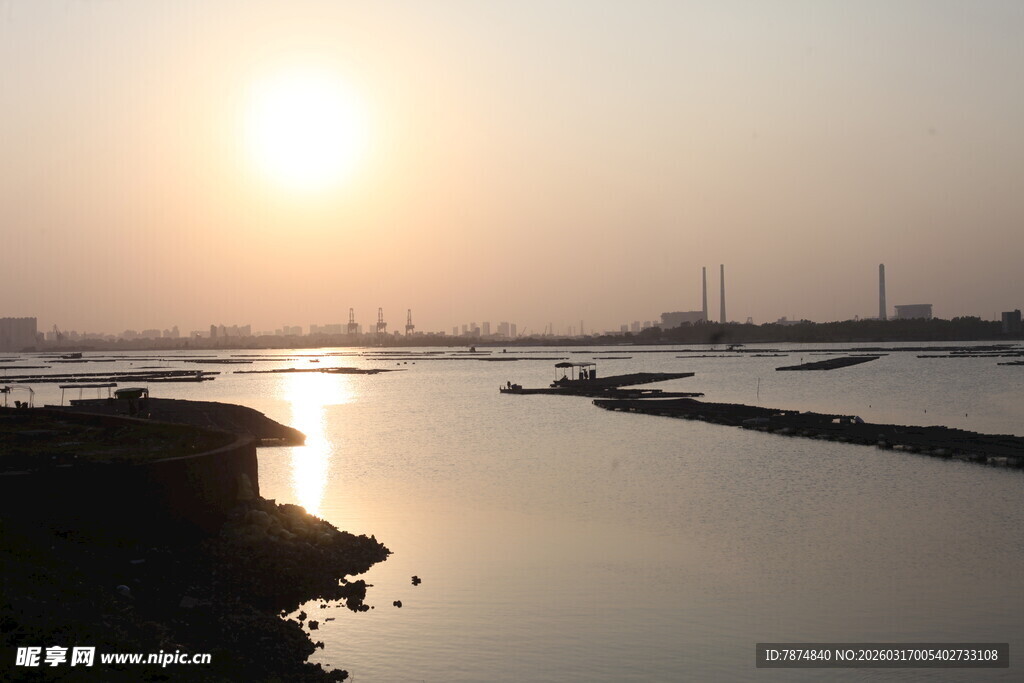 夕阳下的宁静河岸风光