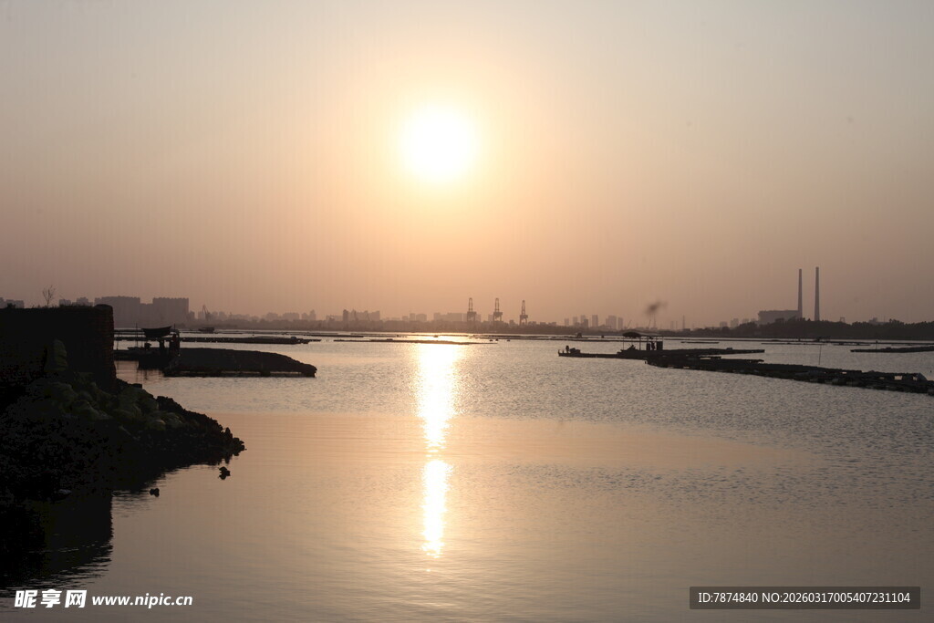 夕阳下的宁静河畔