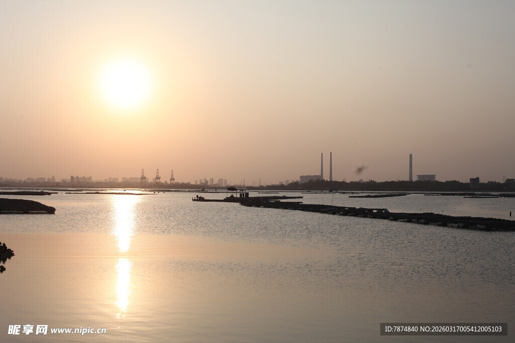 夕阳下平静的水面风景