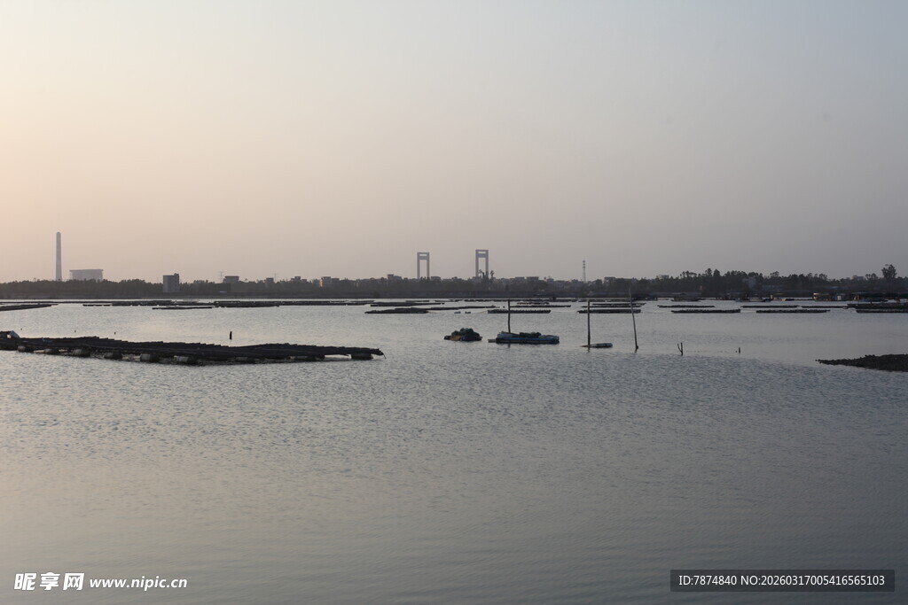 黄昏时分的宁静水域