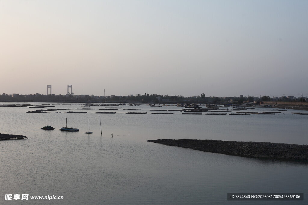 海滨暮色中的宁静水域景观