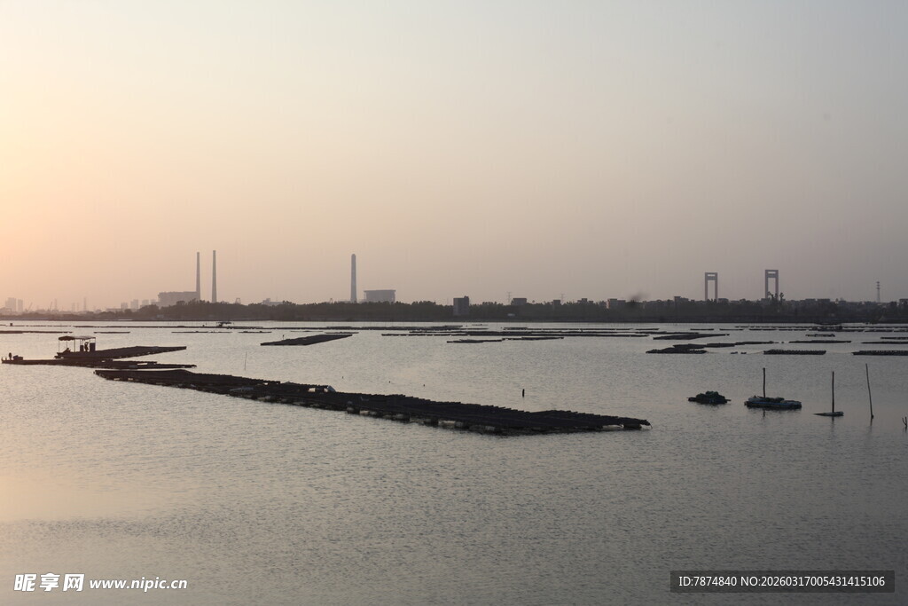 黄昏下宁静的河畔景象