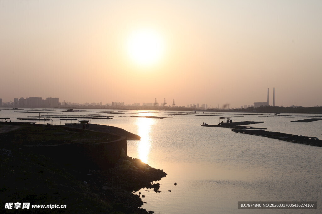 夕阳下的河畔美景