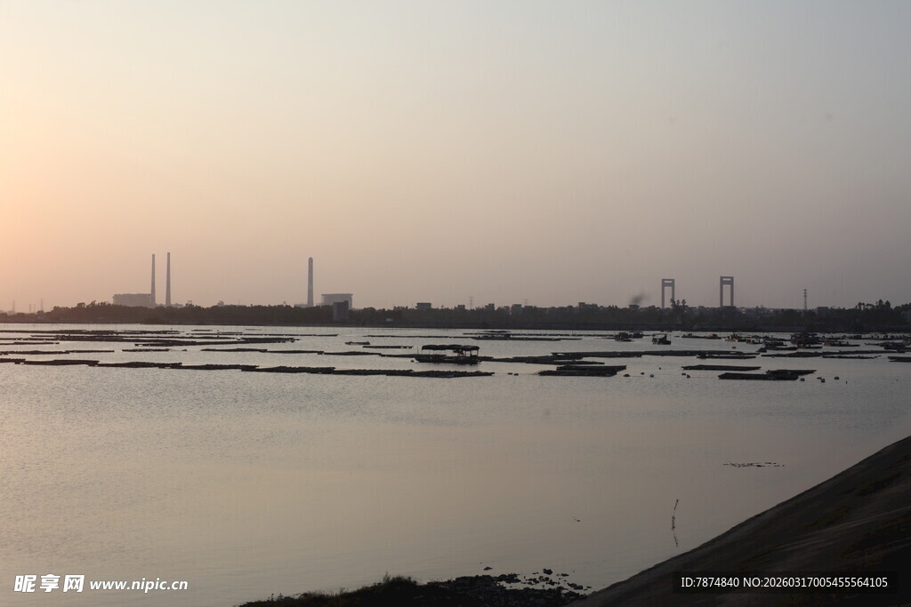 黄昏下宁静的港口风光