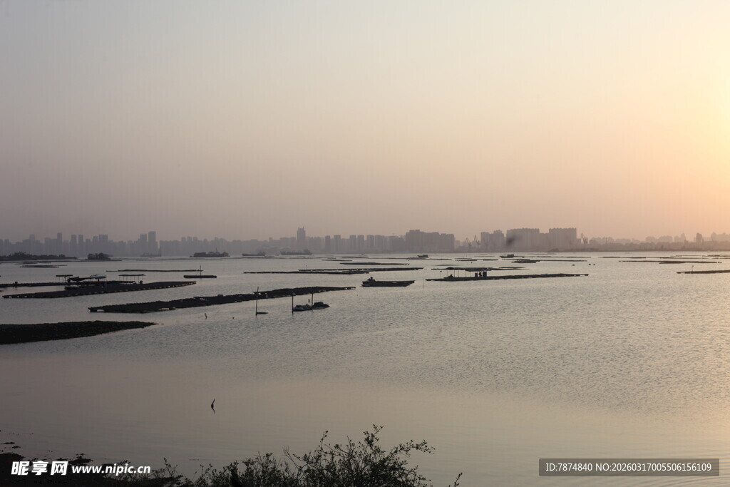夕阳下的宁静水域