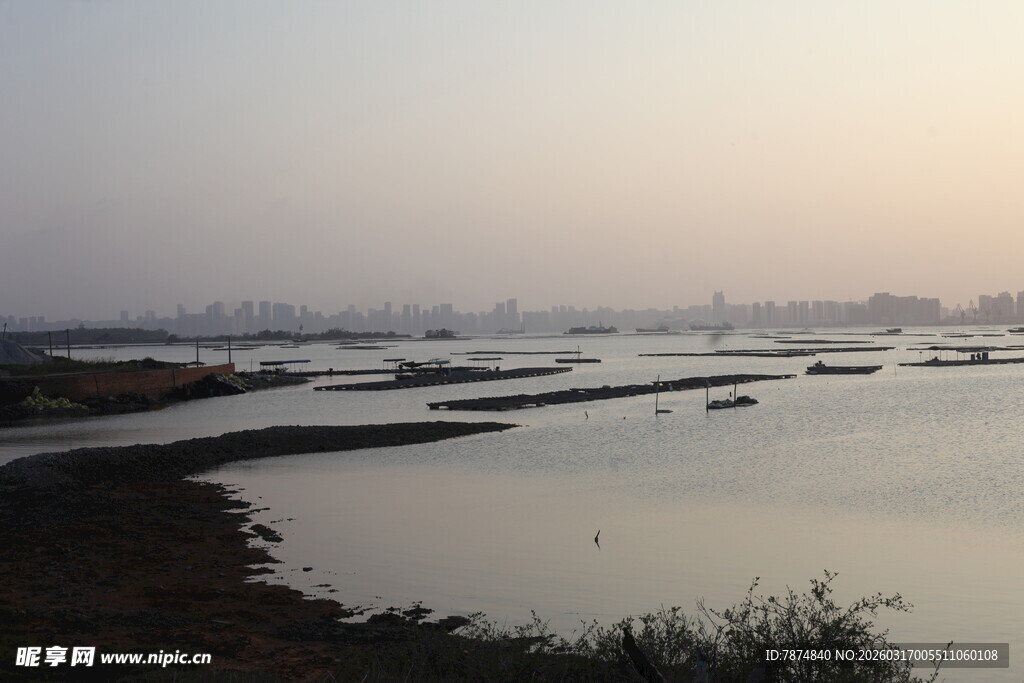 黄昏下的宁静水域景观