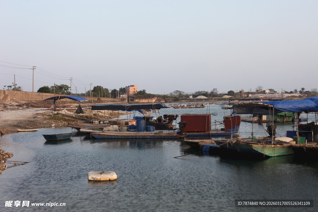 河边停泊的船只场景