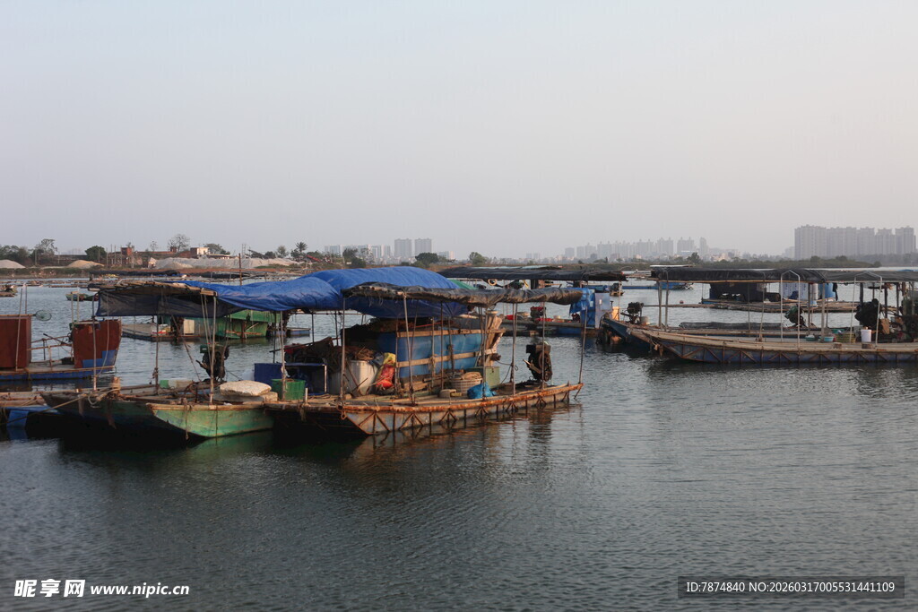 水上停泊的特色船只景观