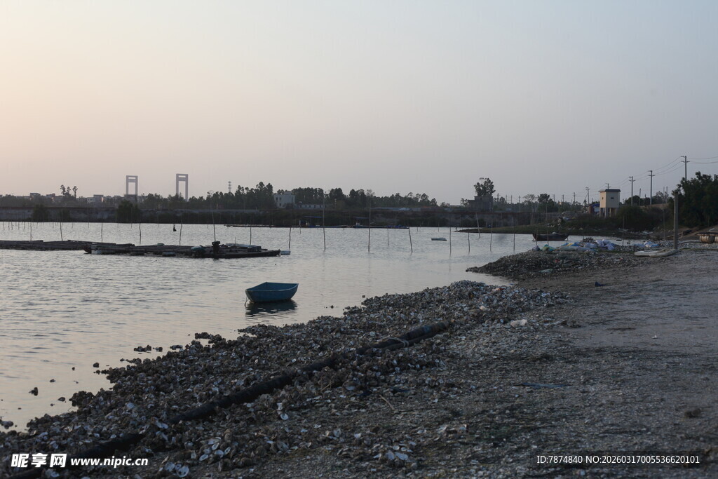 黄昏时的水边河岸景象