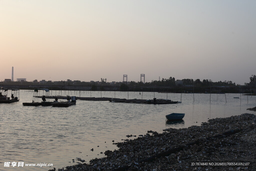 黄昏下的水边码头景象