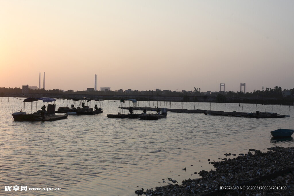 夕阳下的河畔船只景象