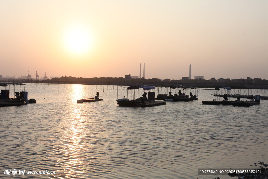 夕阳下的江畔船只景象