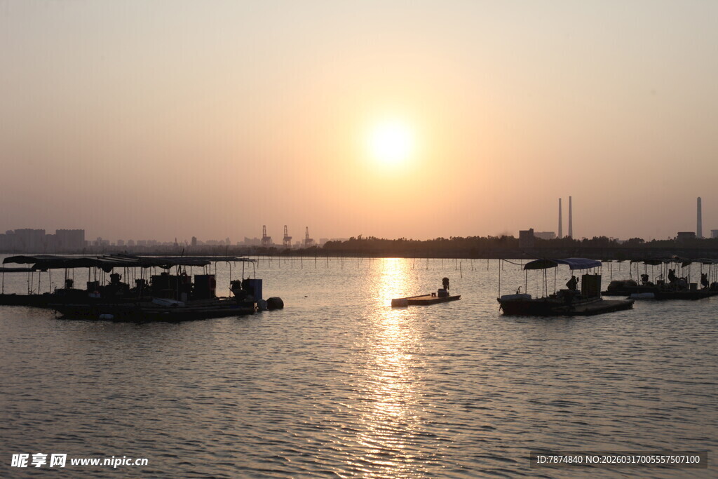 夕阳下的河面船只景象