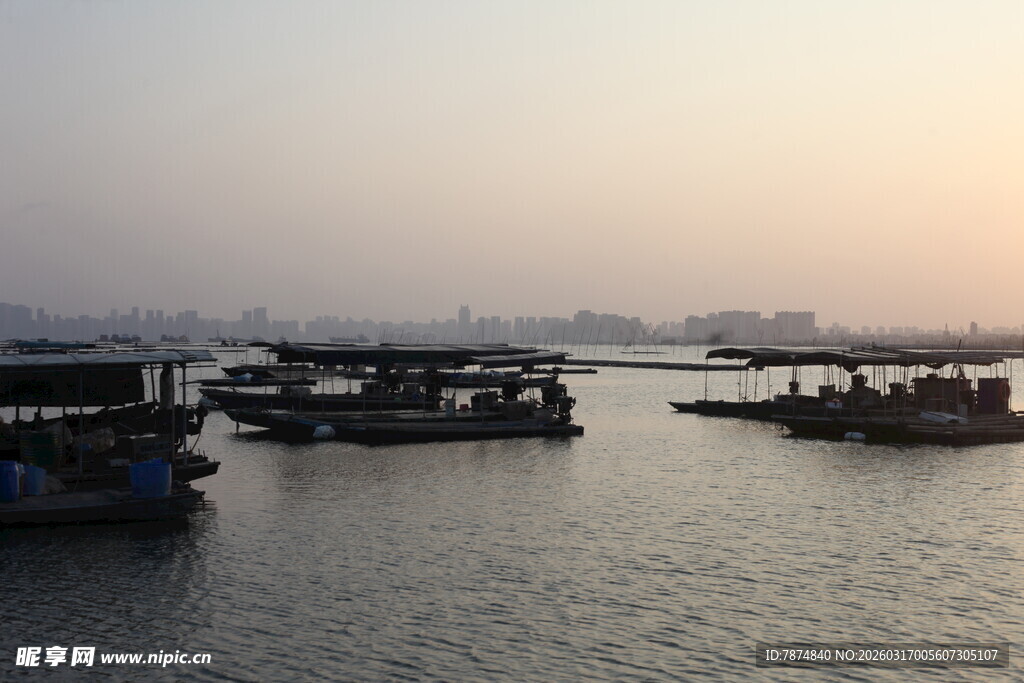黄昏下的水上船只景象