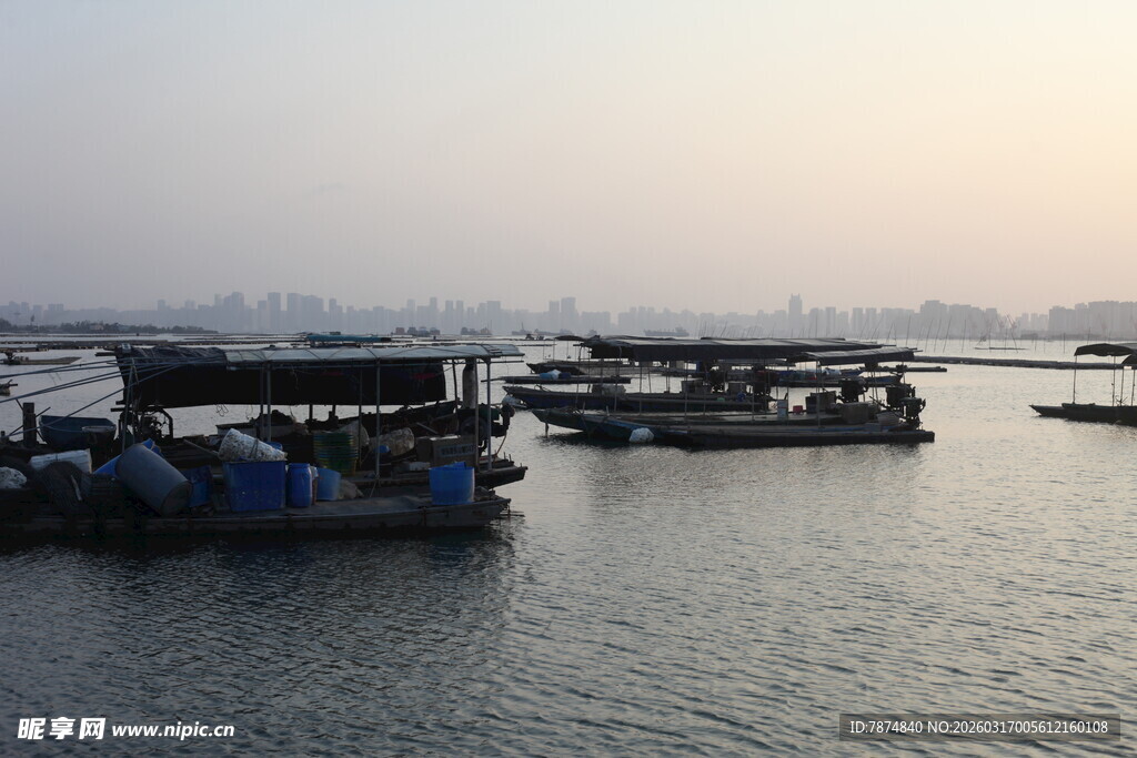 水上码头船只停泊景象