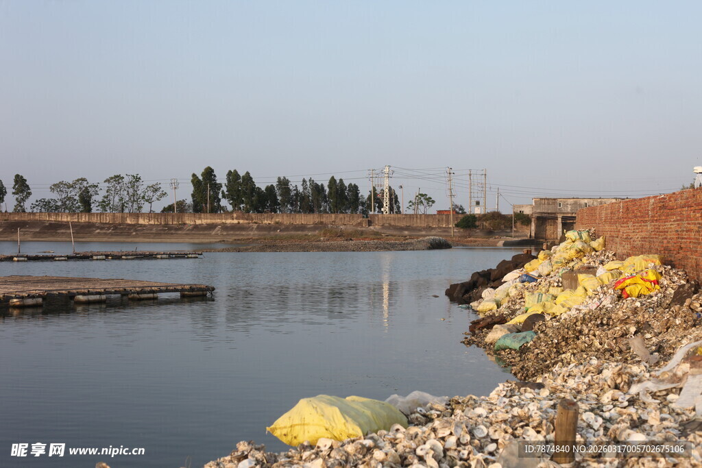 河边景象 岸边堆放杂物