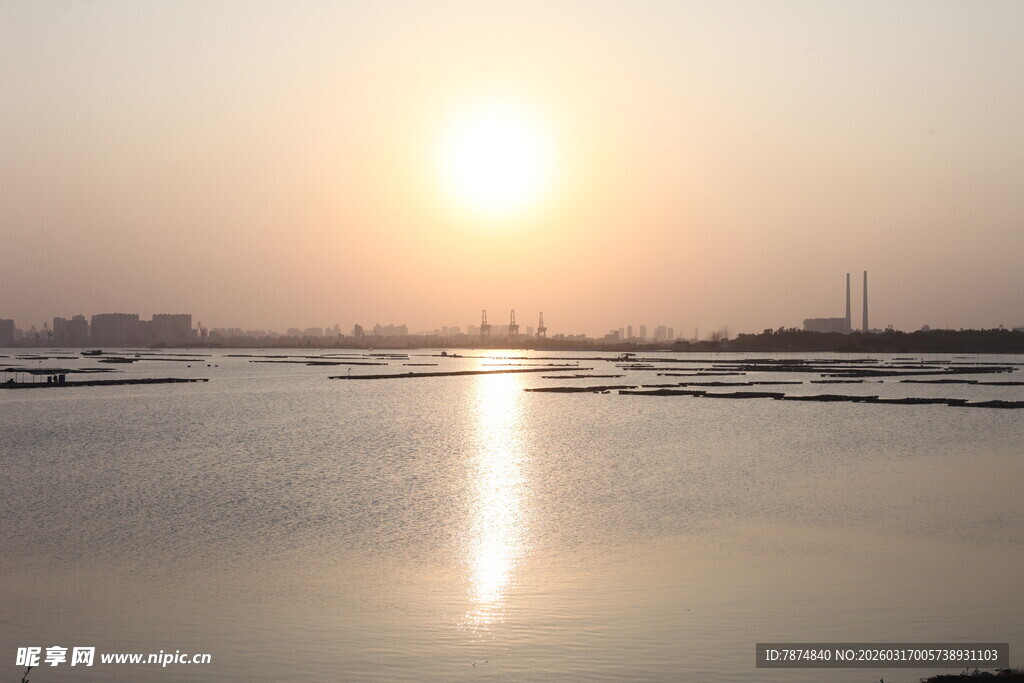 夕阳下的宁静水面