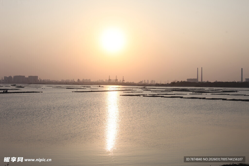夕阳下的宁静水面美景