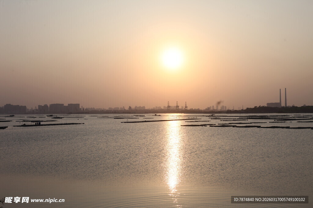 夕阳下的宁静水面