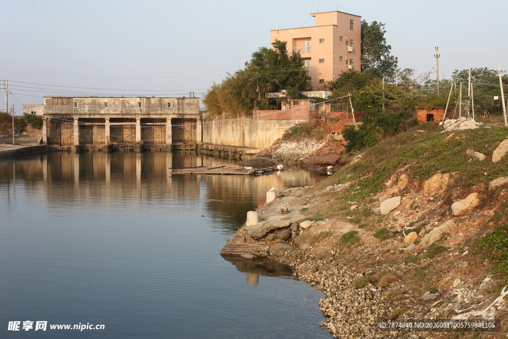 河畔水闸景观