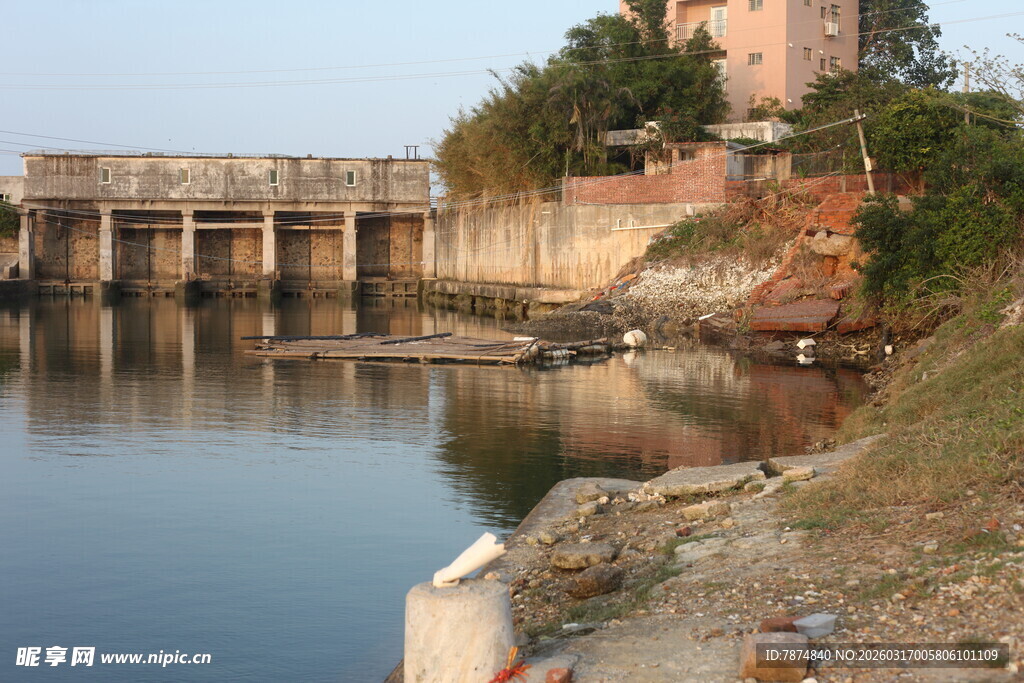 河边水闸景观