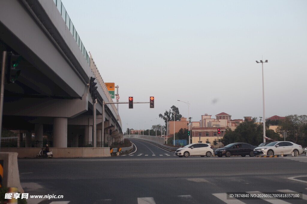 城市高架桥旁的交通景象