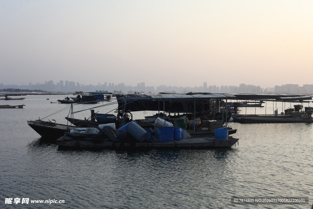 夕阳下的宁静港湾